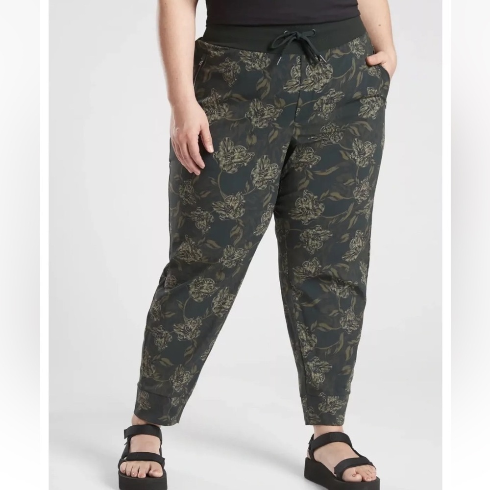 NWT Athleta Trekkie North Printed Jogger Terra Firma Olive - Size 22